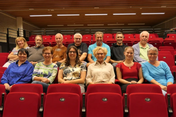 persfoto productie 2026 met spelers en regisseur